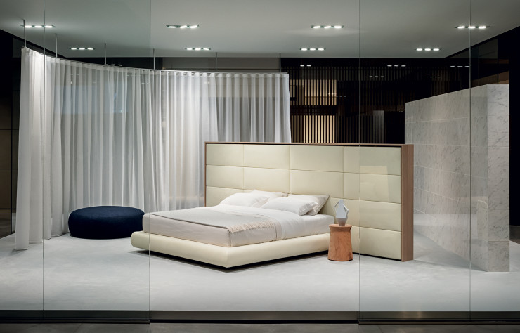 Pièce maîtresse de l’installation Nocturnal, le lit « Dreams » de Marcel Wanders, équipé d’une tête de lit modulable aux dimensions architecturales.