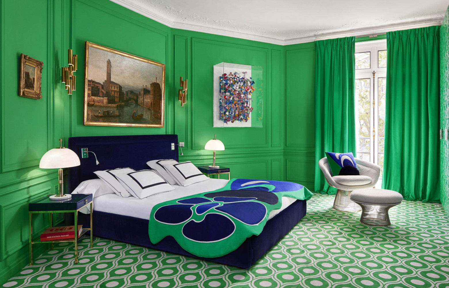 Dans un appartement parisien, moquette sur mesure « Saba », design Géraldine Prieur, deux coloris, largeur 70 cm (Les...
