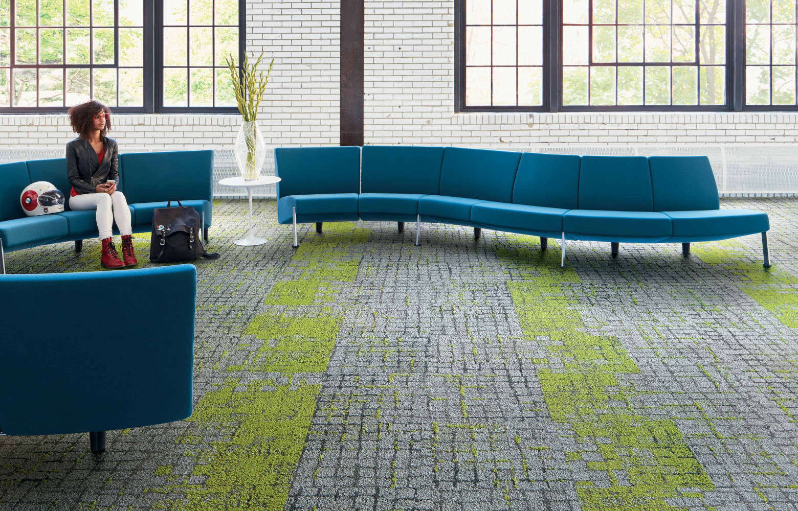 Dalles modulaires « Moss in Stone » de 50 x 50 cm à effet de végétation, design David Oakey,...