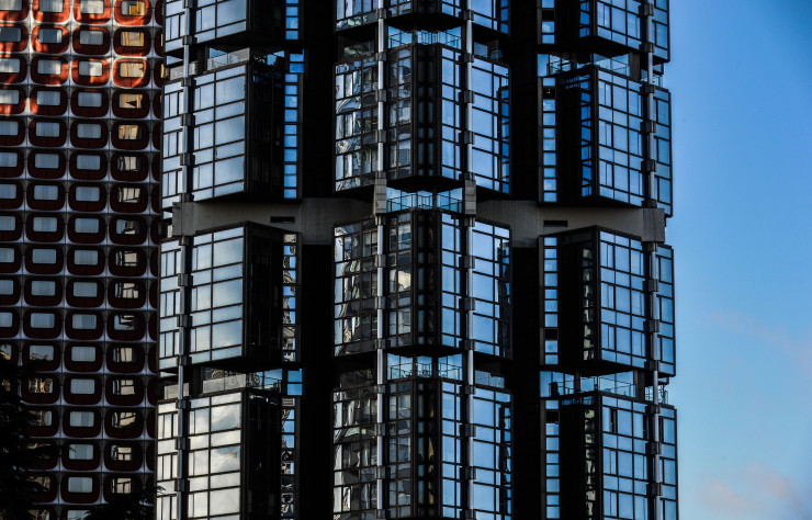 Icône du Front-de-Seine (XVe) inaugurée en 1978, la tour Totem se distingue par ses volumes façon grappe de verre. Composé de 207 logements haut de gamme – c’est là, notamment, que réside le héros de « Sérotonine », le dernier roman de Michel Houellebecq –, ce gratte-ciel a été imaginé par Michel Andrault et Pierre Parat.