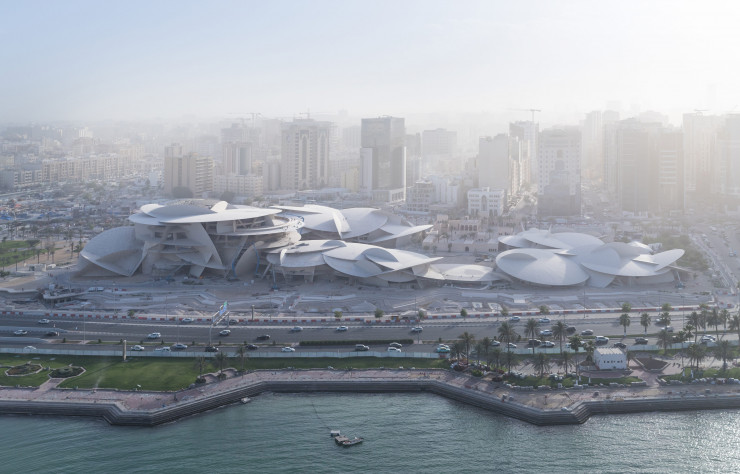 Si la ville de Doha a gagné sur le désert, on peut dire que, symboliquement, le musée national du Qatar est un bout de désert regagné sur la ville.