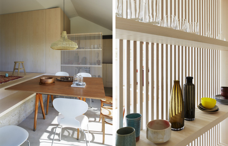 Aussi fonctionnelles qu’élégantes, des claires-voies marquent les limites de la cuisine, face à l’espace salle à manger meublé des fameuses chaises Fourmi d’Arne Jacobsen (Fritz Hansen).