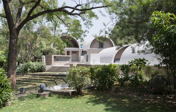 L’agence d’architecture de Balkrishna Doshi, Sangath Architect’s Studio, a été construite à Ahmedabad, en Inde, en 1980.