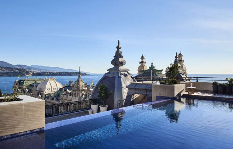 En plus de sa piscine à débordement, la terrasse de la suite du Prince Rainier III profite d’une vue idéale pour assister au Grand Prix de F1.