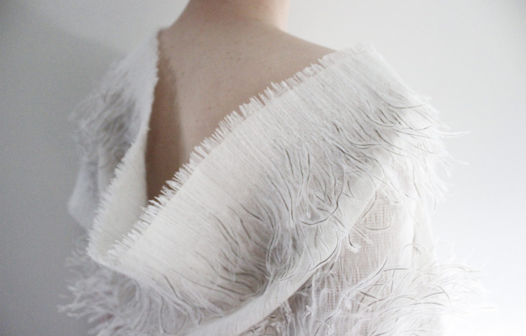 Textile de Pascale Theron réalisé à partir de plumes d’autruche.