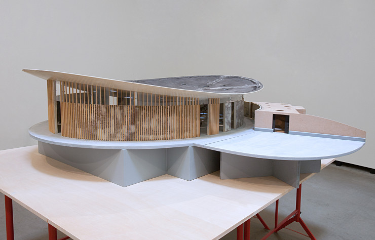 Cette maquette, Skulpturenhalle III (Modell 1:20) (2012-2015), est ensuite devenue réalité. Un lieu d’exposition idéal pour accueillir des œuvres sculptées, qui a ouvert ses portes en 2016, non loin de Düsseldorf.
