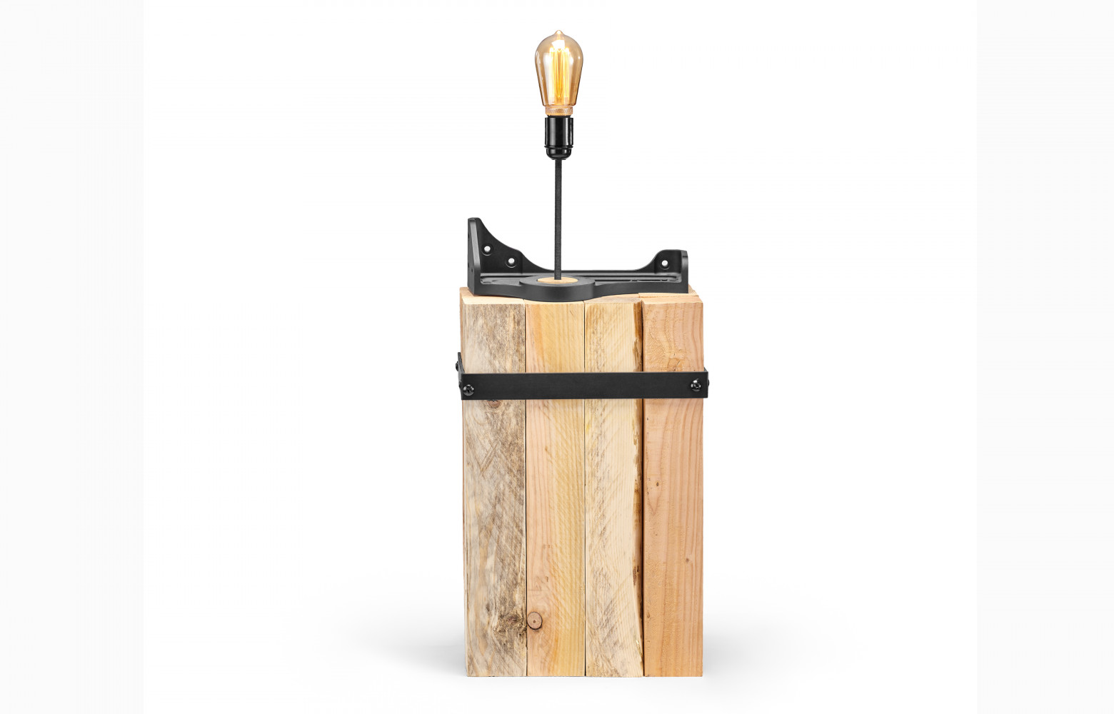 Lampe Comet en ferrures d'aile. Bertrand Marc (design et fabrication).