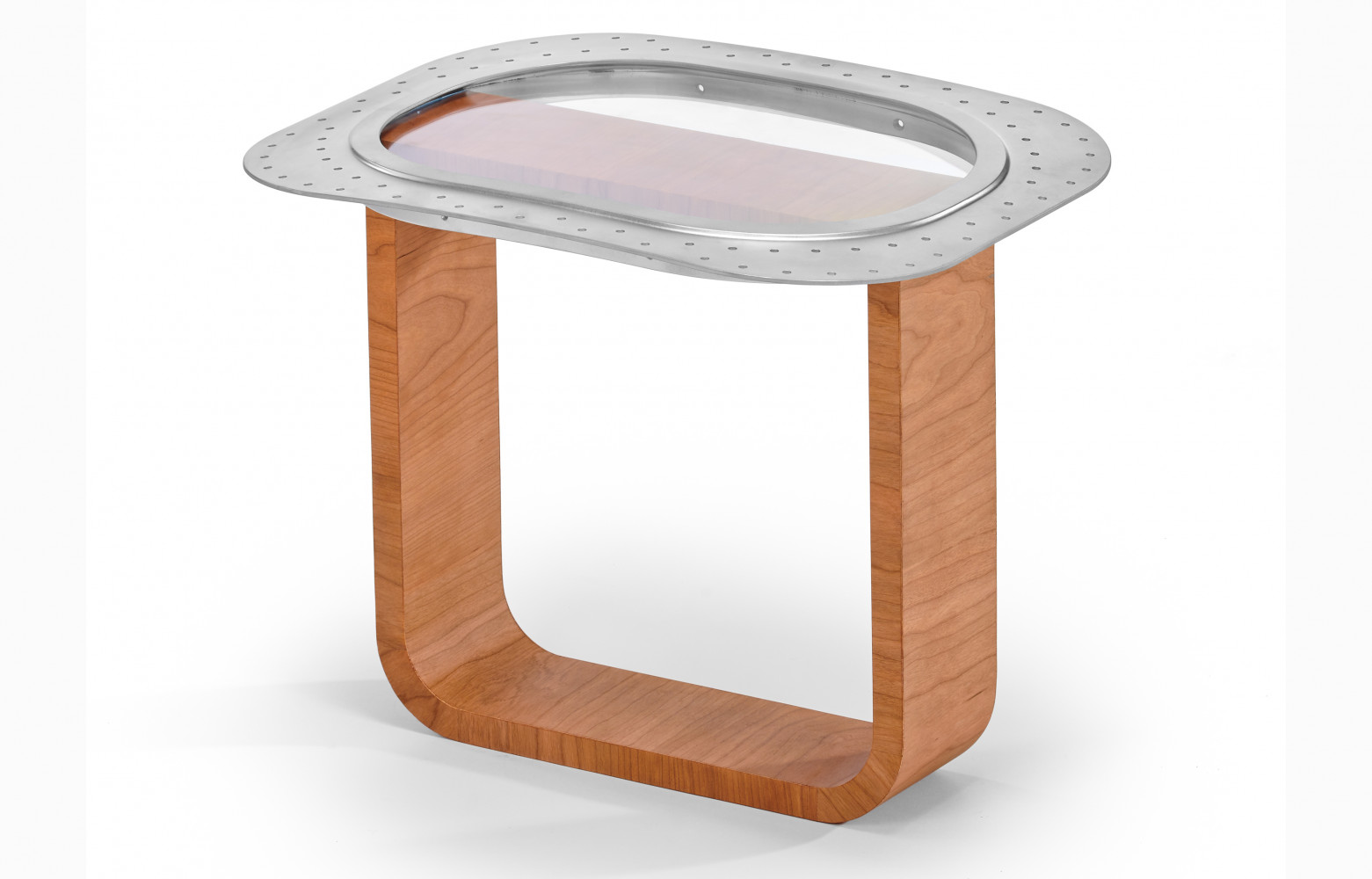 Table basse Window dont le plateau est constitué d'un hublot. Christelle Doutey (design) et Thierry Rousseau (fabrication).