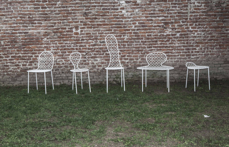 La collection de chaises « Family » propose cinq formes différentes qui, comme des bulles en formation dans une résille d’acier, semblent épouser le mouvement du vent une fois réunies au jardin.
