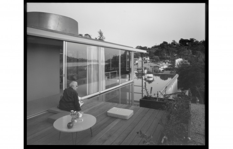 Richard Neutra prenant l’air sur la terrasse de son penthouse californien…