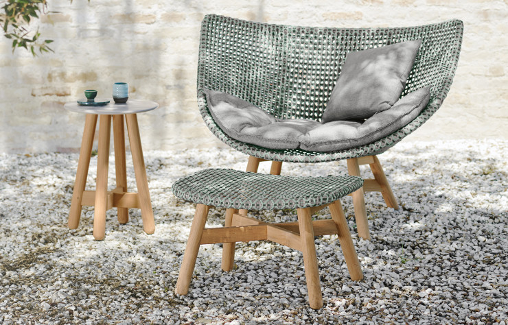 Pour Dedon et sa collection de mobilier outdoor « Mbrace », Sebastian Herkner a dessiné cinq formes d’assises aux courbes généreuses.
