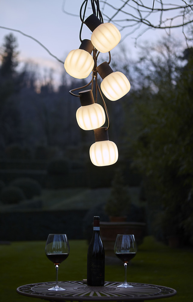 Chaîne de lampes d’extérieur à suspension Kiki, diffuseur en polyéthylène rotomoulé et support en résine et caoutchouc...