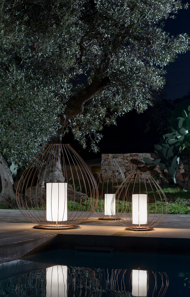 Lampe Cell, en fils métalliques blancs, design Matteo Ugolini. Existe aussi en suspension (Karman).