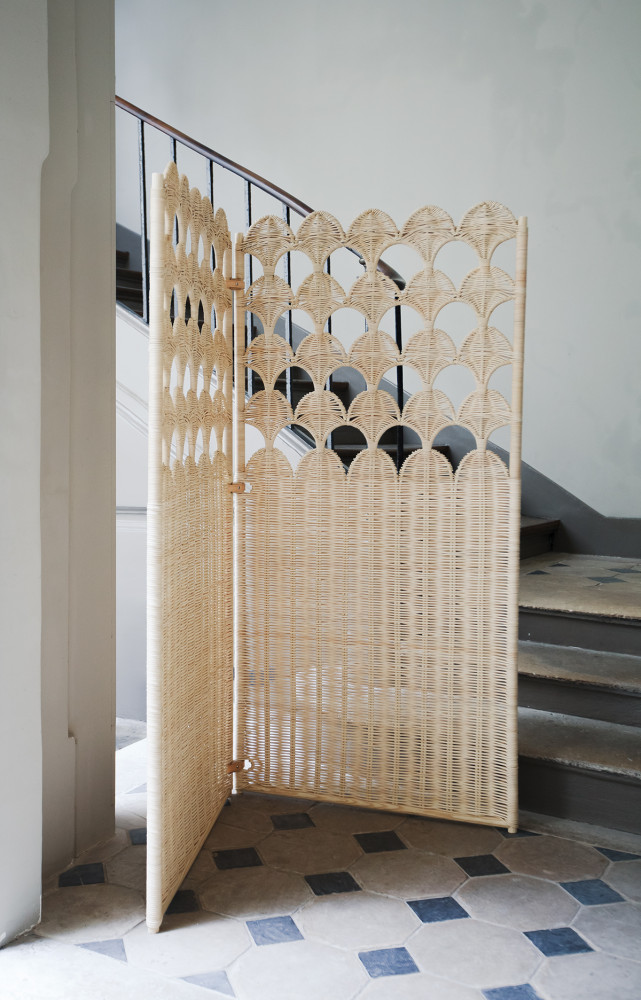 Paravent « Écailles » en rotin naturel, bois et cuir (Atelier Vime).