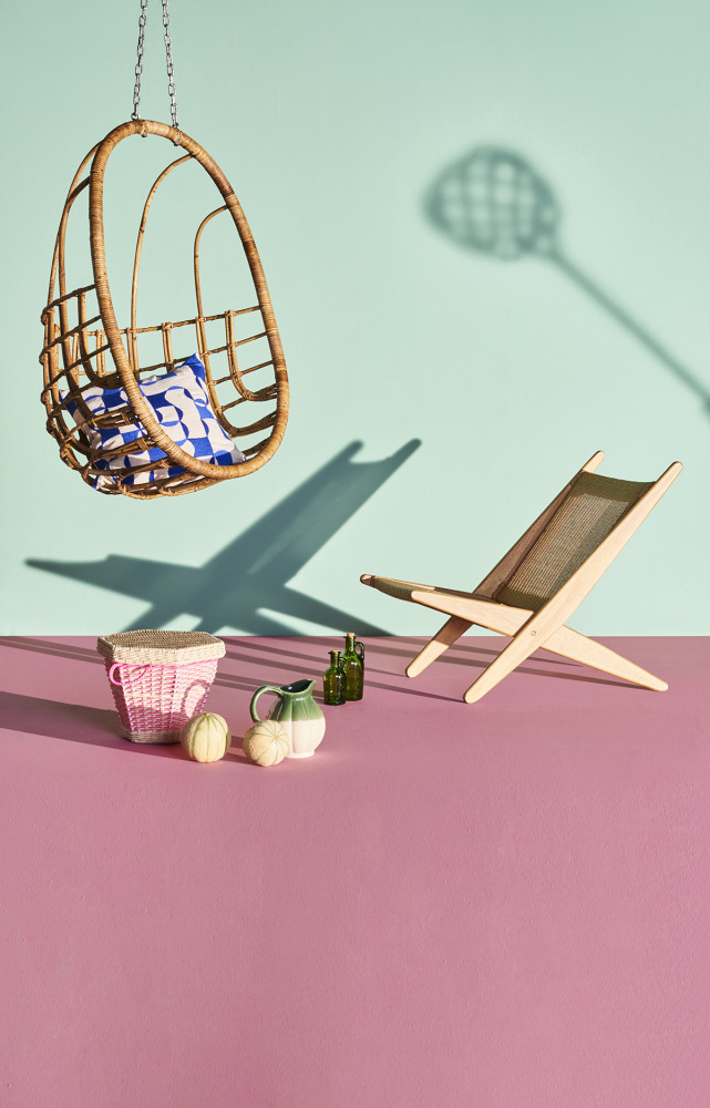 Fauteuil suspendu « Egg » en rotin naturel (Broste Copenhagen). Fauteuil pliant « Ancelie » : assise tressée en jacinthe d’eau...