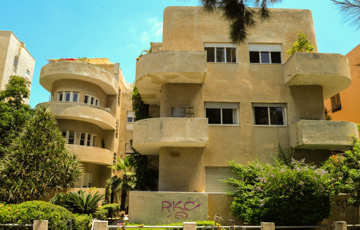 Aux lignes droites et au plan orthogonal succèdent des angles courbes avec des pleins et des déliés souvent au niveau des balcons. Un trait caractéristique de l’architecture Bauhaus à Tel-Aviv.