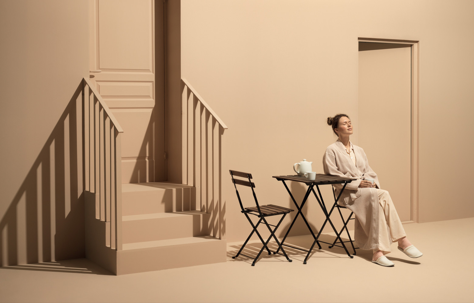 Ensemble « Tärnö », constitué d’une table et de deux chaises pliantes en acacia massif teinté et acier revêtu...