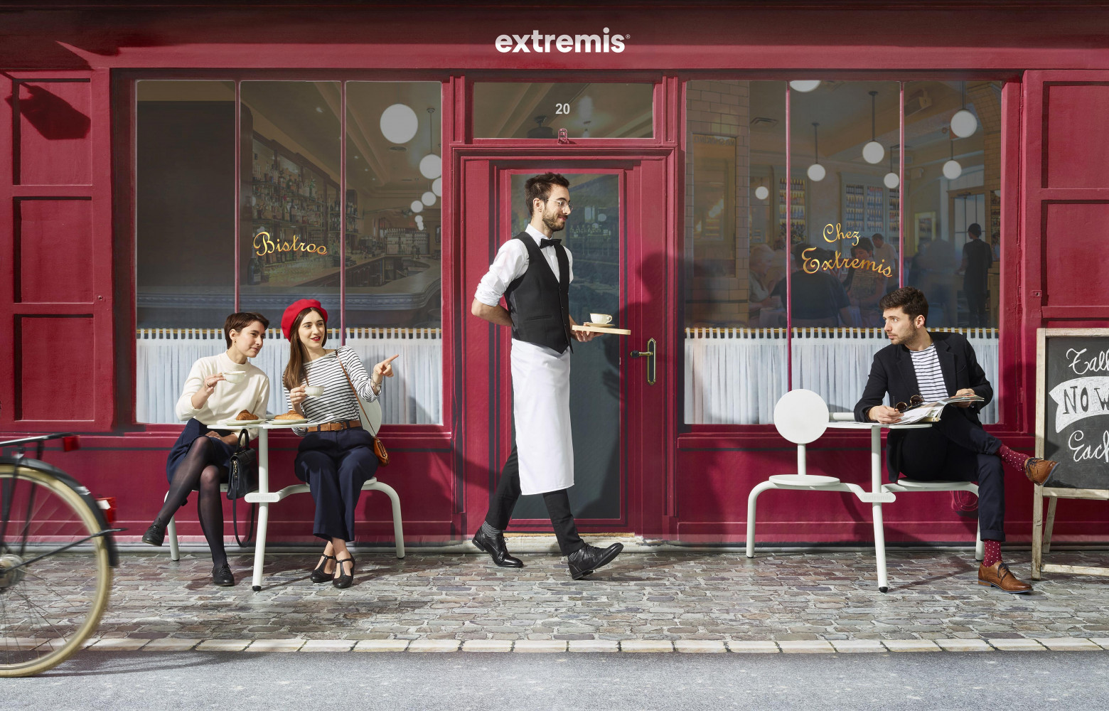 Combiné deux sièges et une tablette « Bistroo », en aluminium thermolaqué et piétement en acier, empilable jusqu’à quatre...
