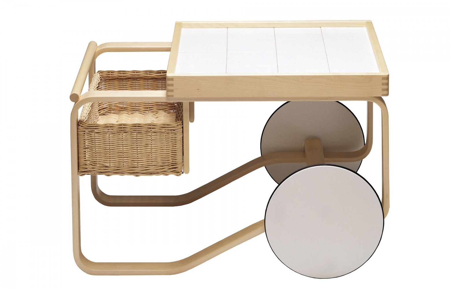 Table roulante « 900 », en bois, MDF et céramique, design Alvar Aalto (1936), 3 072 €. Artek chez...