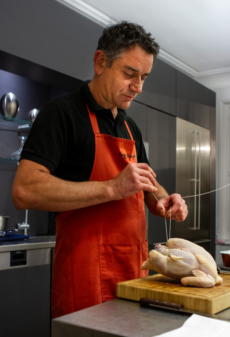 Dans le showroom parisien de Gaggenau, le boucher Hugo Desnoyer a animé des ateliers du producteur à l’assiette.