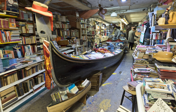 La librairie Acqua Alta rend hommage aux crues qui submergent régulièrement la ville.
