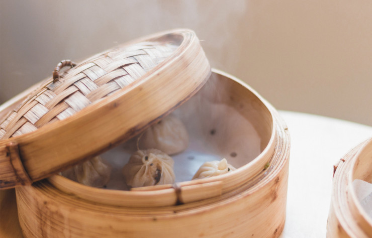 La spécialité de Shanghai : le xiaolongbao, un ravioli en forme de bourse dont la pâte contient une farce et un bouillon.