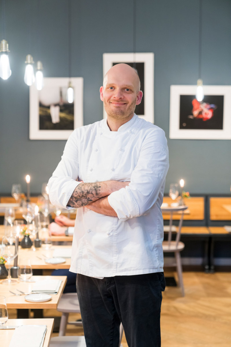 Björn Juhnke dirige le restaurant Haco, situé à Sankt Pauli, au cœur de Hambourg. Le jeune chef propose une cuisine régionale nordique haut de gamme dans un décor décontracté mais chic.