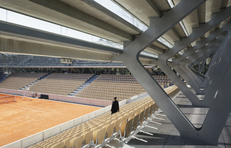Grâce à un terrain de tennis encaissé à 4,5 mètres de profondeur, le court conserve une taille raisonnable malgré sa capacité d’accueil, la troisième plus importante du stade de Roland-Garros.
