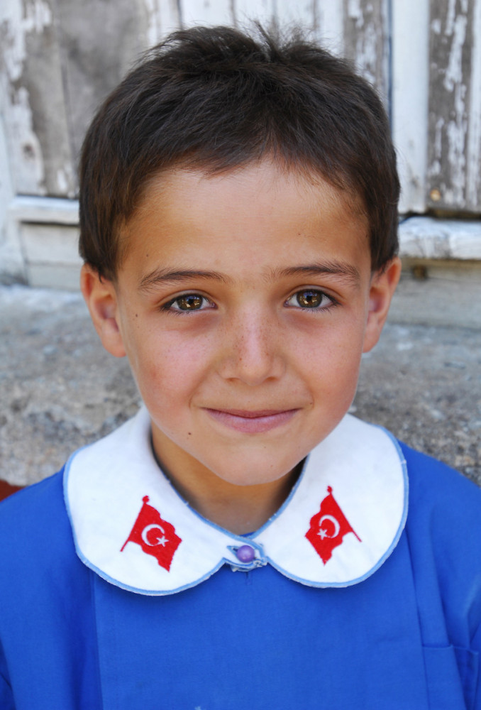 TURQUIE Ecolier en uniforme du village de Selge.