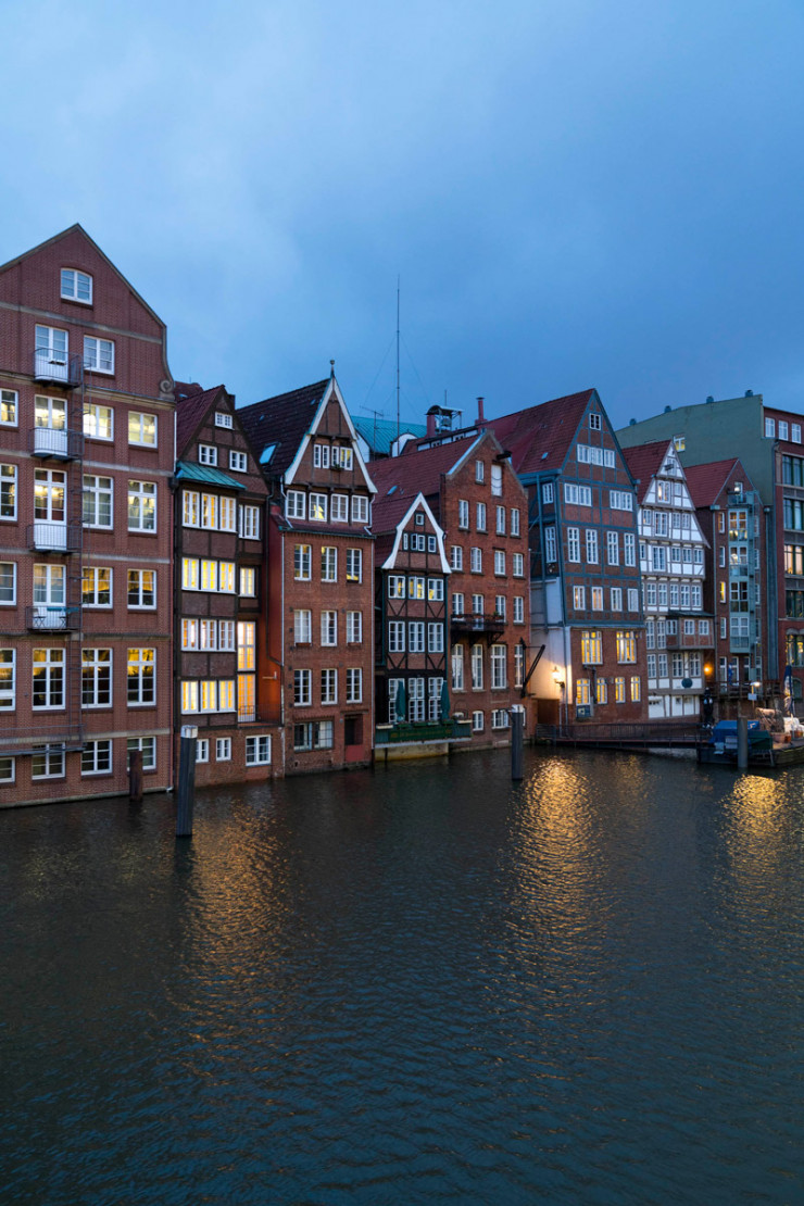 Non loin d’HafenCity, les entrepôts de brique rouge aux façades restaurées donnant sur le canal Nikolaifleet offrent une belle image du vieux Hambourg.