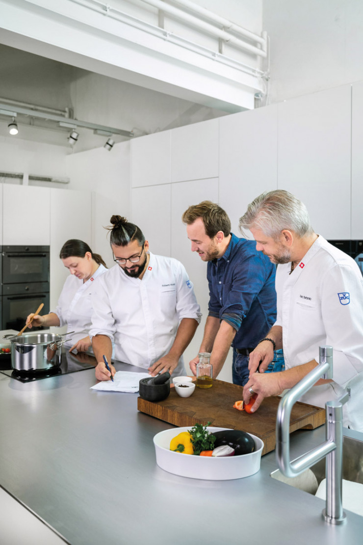 V-Zug a créé une Gourmet Academy au sein de son siège, en Suisse, et a choisi des ambassadeurs pour promouvoir son image premium.