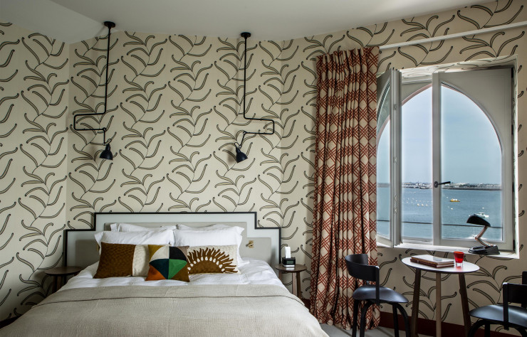Les chambres se parent d’une élégance résolument chaleureuse et offrent une vue incomparable sur la baie de Saint-Malo.