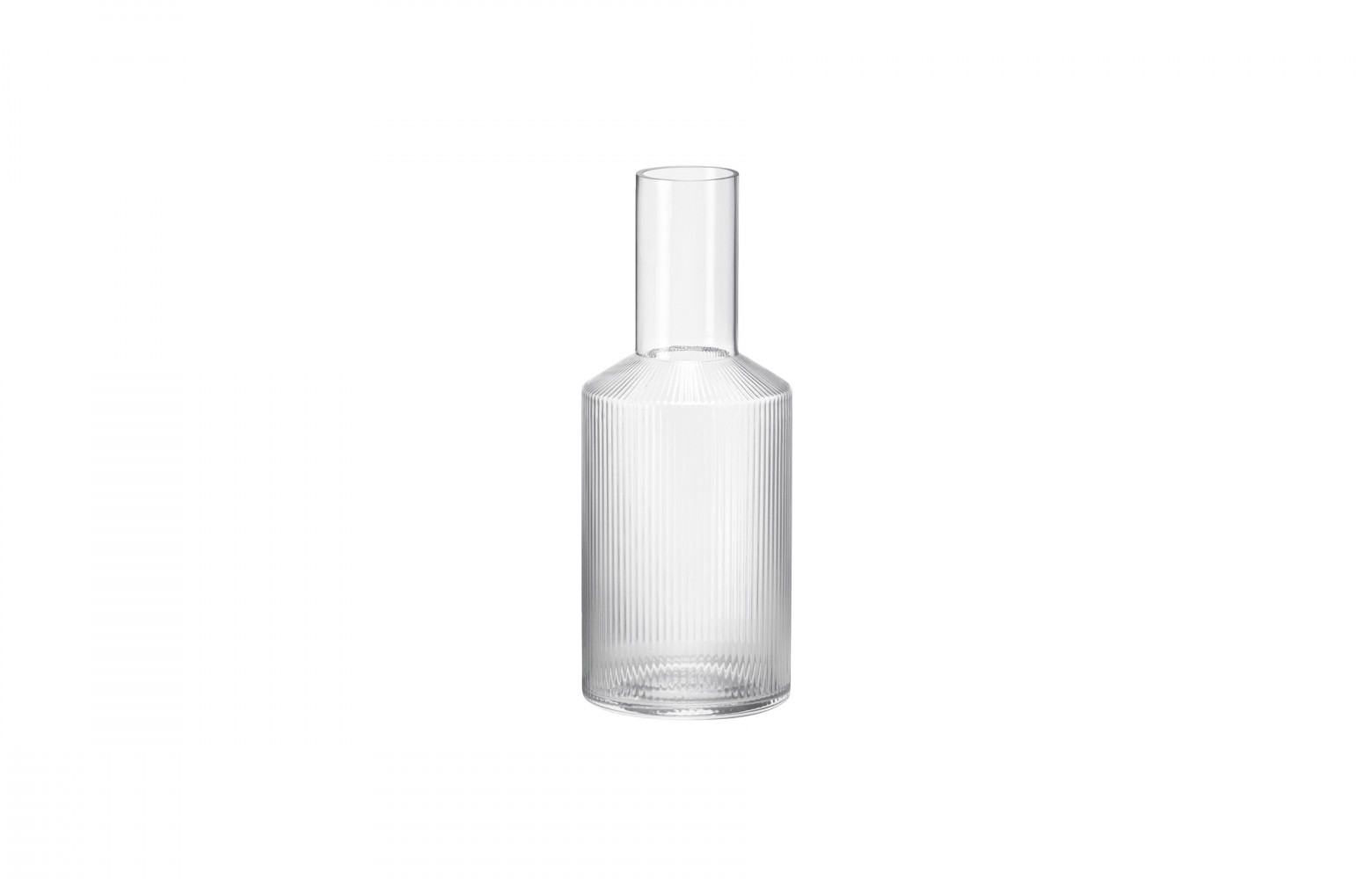 Carafe Ripple en verre soufflé bouche, 35 €, Ferm Living. Sur madeindesign.com.