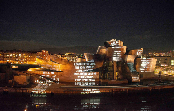 Projeté sur le Guggenheim de Frank Gehry, « Iron Currycomb » utilise un texte tiré de « Talking to My Body » d’Anna Świrszczyńska.