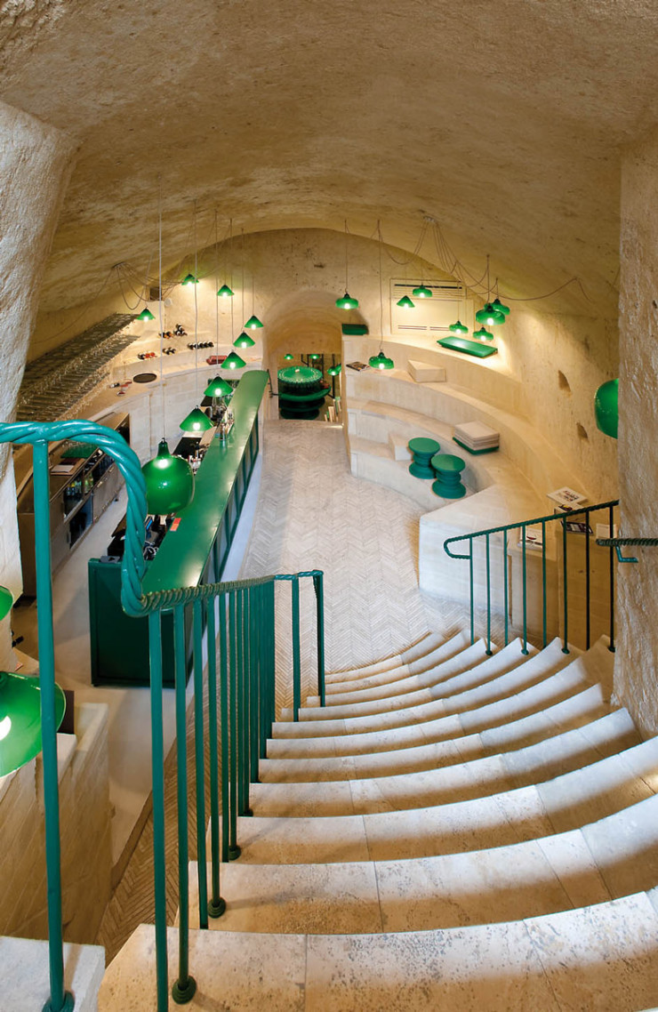 Quelle meilleure niche qu’une cave pour entreposer du vin ? Depuis 2017, les trois niveaux d’Enoteca dai Tosi accueillent une clientèle amatrice de fins breuvages et d’astuces architecturales.