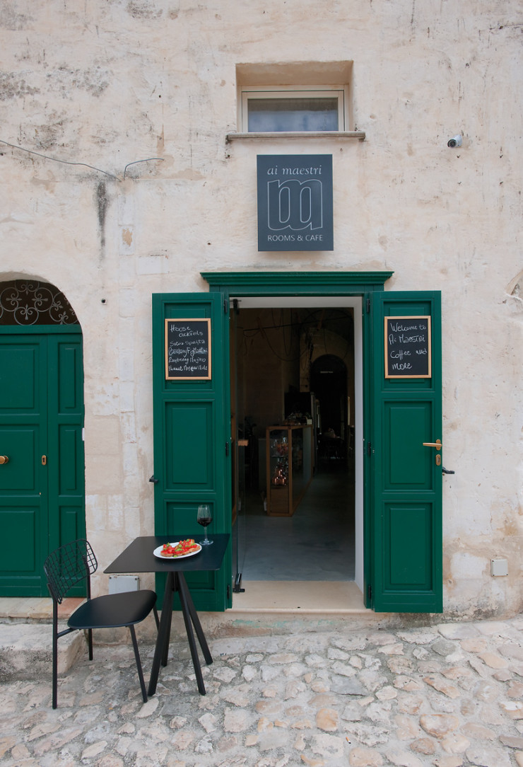 Étroite, l’entrée d’Ai Maestri Rooms & Cafe est à l’image de cette adresse de poche réputée pour ses petits déjeuners maison.