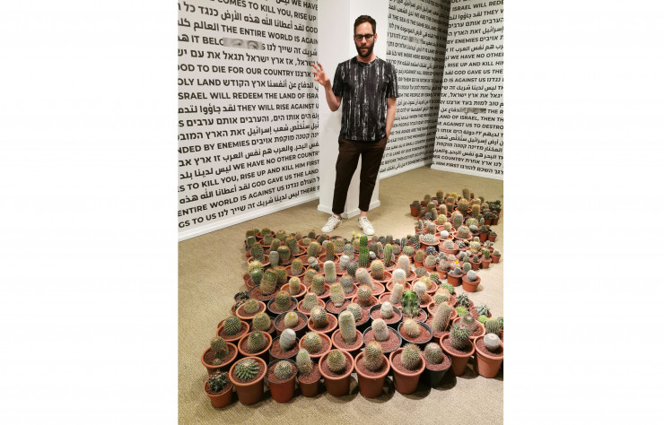 Le designer Oded Ben Yehuda dans son installation au musée d’art islamique de Jérusalem.