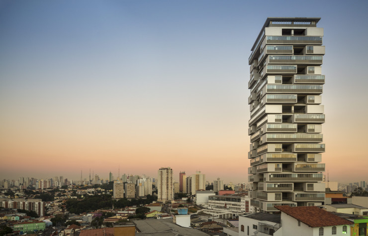 L’immeuble d’habitation 360° a été conçu de façon à ce que chacun de ses 62 logements, sur 20 étages, puisse profiter d’une cour ouverte (São Paulo, 2013).