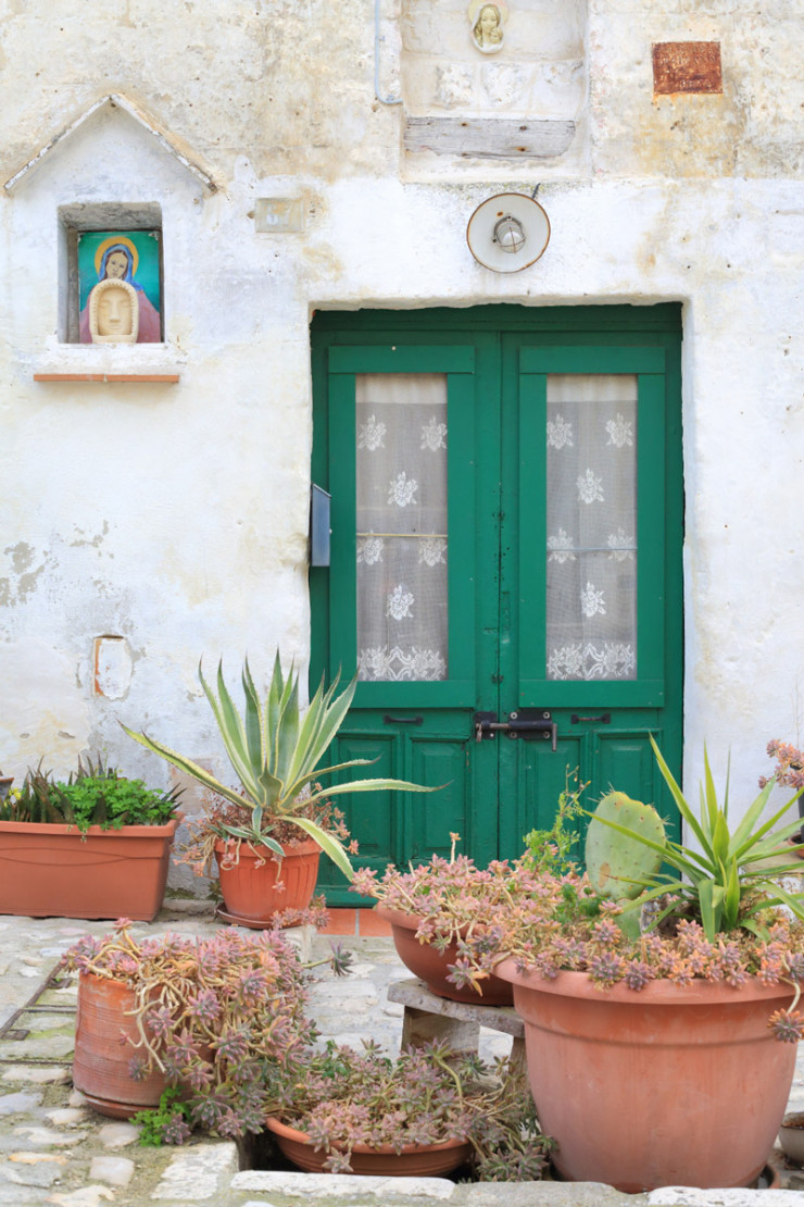 Les portes vertes, l’enduit appliqué sur le calcaire tendre, une image religieuse dans une alcôve… Bien que restaurées, les maisons de Matera ont conservé leurs spécificités.