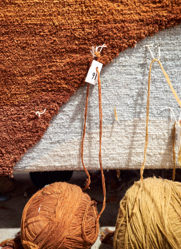 Détail du tapis Slinkie de Patricia Urquiola, en production dans les ateliers de CC-tapis.