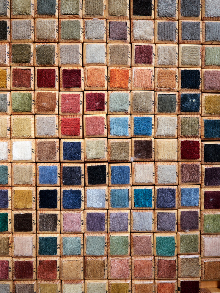 Détail des échantillons de couleurs créés à partir de teintes Pantone que les artisans reproduisent à l’œil.