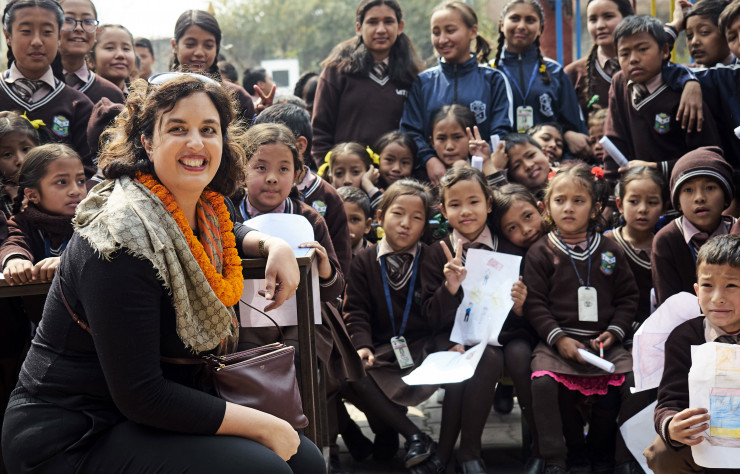 Nelcya Chamszadeh avec les enfants de la Wits Academy à Katmandou.