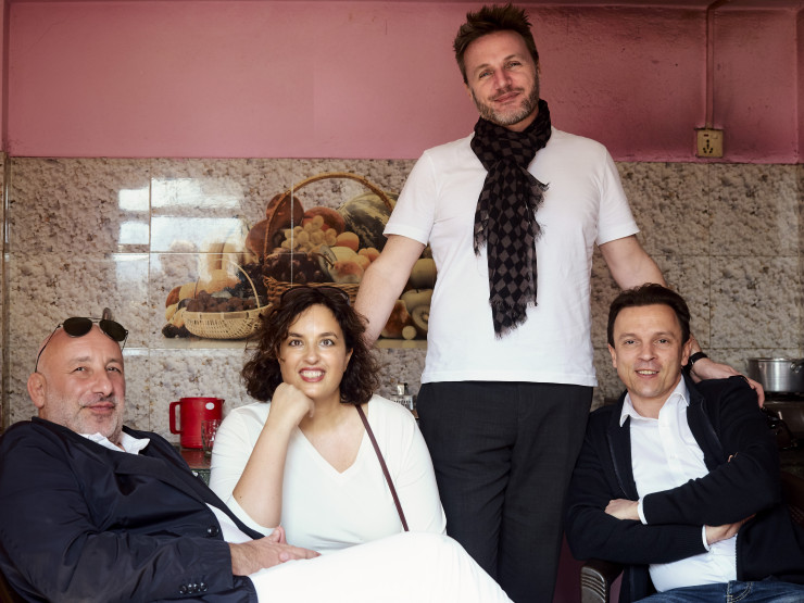 De gauche à droite : Jean-Marie Massaud (designer), Nelcya Chamszadeh et Fabrizio Cantoni (cofondateurs de CC-tapis) et Pierre-Yves Helven (agent français pour la marque).