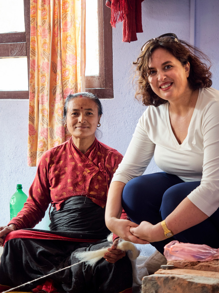 Nelcya Chamszadeh (cofondatrice de CC-tapis et de CC-for education) en compagnie de l’une des nombreuses noueuses, qui réalisent les tapis en utilisant la technique du nœud tibétain.