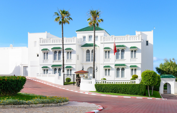 Dans le quartier du Marshan, le palais Mendoub (1929), construit pour un sultan, a appartenu au milliardaire Malcolm Forbes, avant de devenir une annexe de la résidence royale de Mohammed VI, située juste en face