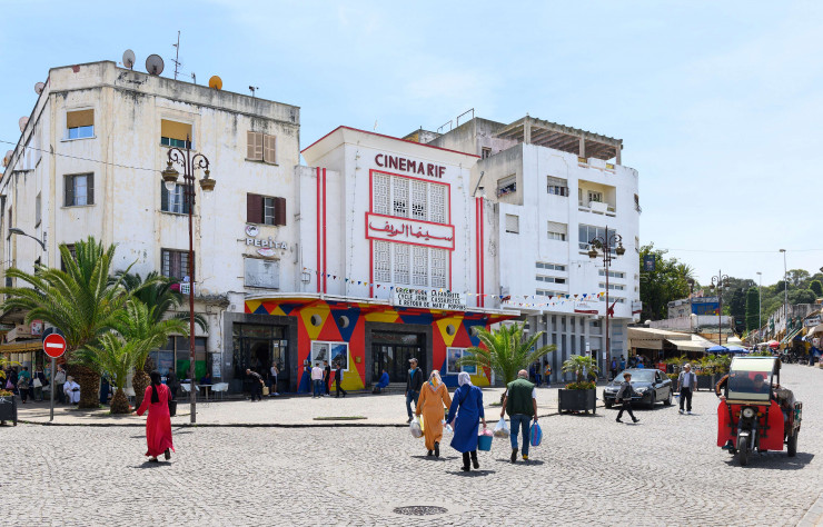 Les façades Art déco et colorées du cinéma Rif, construit en 1948 et abritant aujourd’hui la Cinémathèque de Tanger, animent la place du 9-Avril.