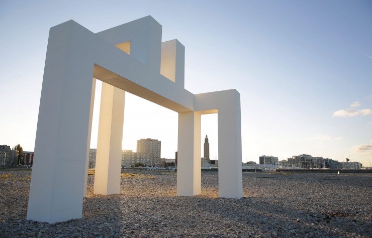Érigée en 2017 pour les 500 ans du Havre, « UP#3 », de Lang/Baumann, fait partie des huit œuvres (initialement éphémères) conservées à l’issue de cet événement. Elle a pour cela dû être totalement reconstruite en béton. Trônant sur la plage, cette magistrale structure fait le lien entre ville et océan et laisse la place à toutes les interprétations.