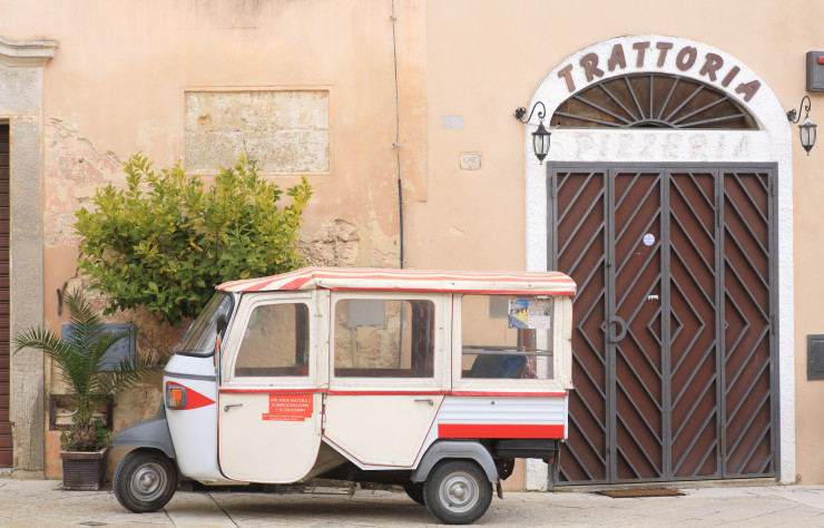Des murs de pierre blonde chargés d’histoire, le triporteur Ape de Piaggio, une trattoria-pizzeria… Matera cultive son identité italienne.