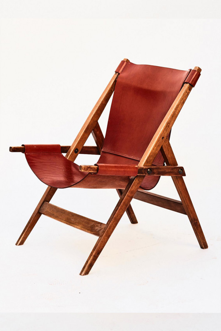 Tout comme le modèle Riaza, la chaise pliante Batán de Paco Muñoz (1960) est formée d’une structure en noyer sur laquelle est glissée une pièce de cuir amovible d’un seul tenant.