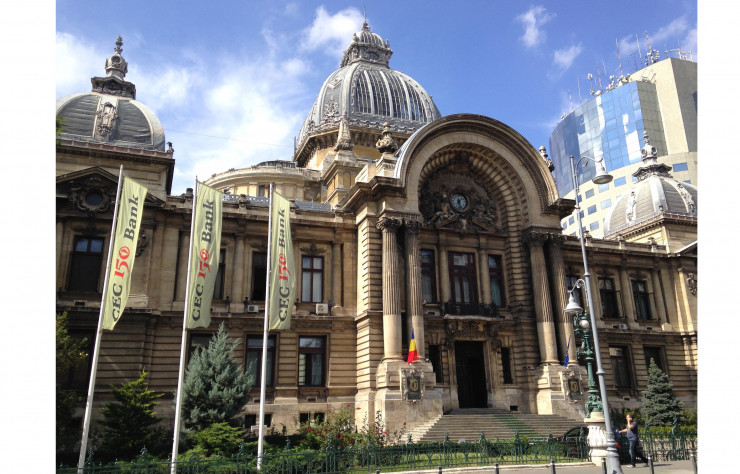 Construit au XIXe, le palais de la Banque nationale est entouré de buildings en verre et acier.
